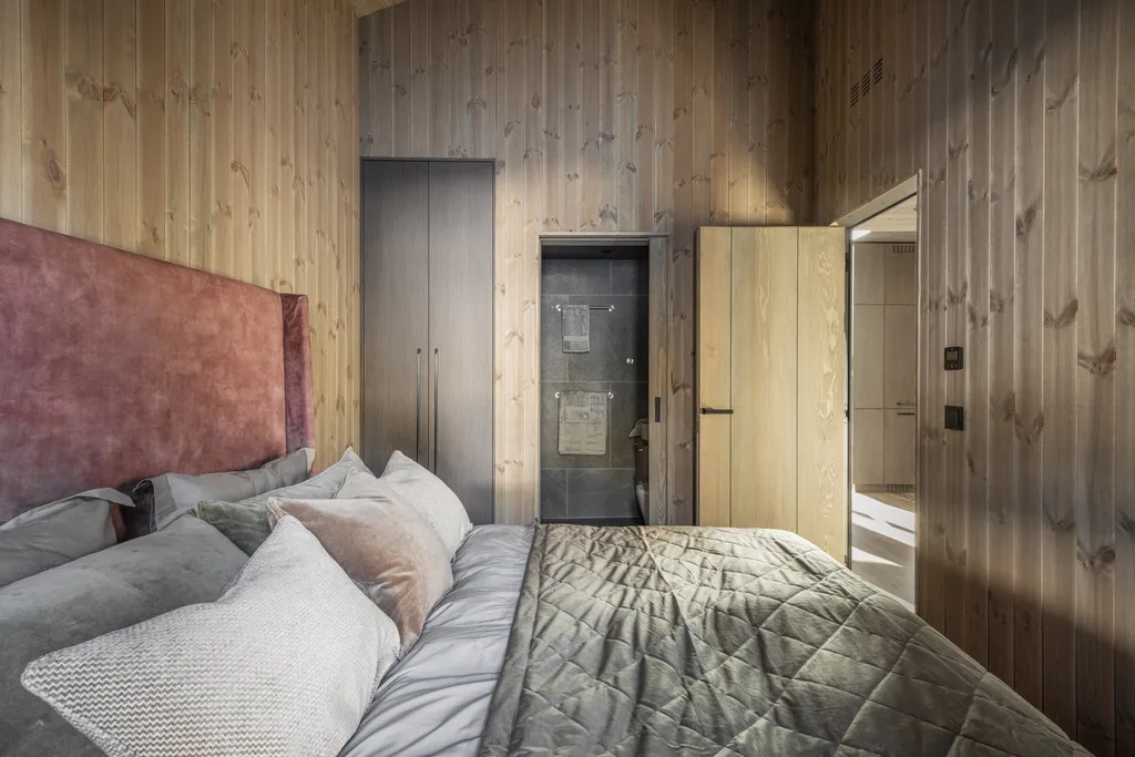 Apartment B22, Kvitfjell, Norway: double bedroom and adjoining bathroom