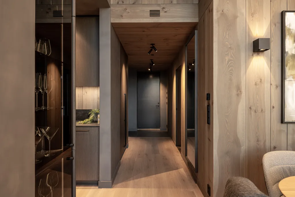 Apartment B22, Kvitfjell, Norway: entrance hallway with fitted storage